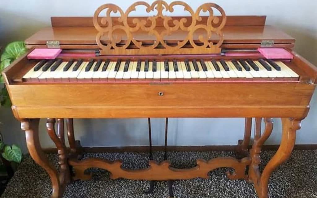 Melodeon Pump Organ by Geo A. Prince (circa 1850-1871)