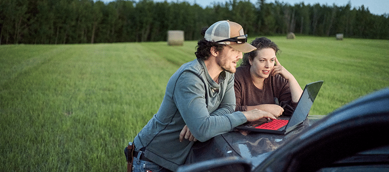 couple reading carrier reviews shipper success stories