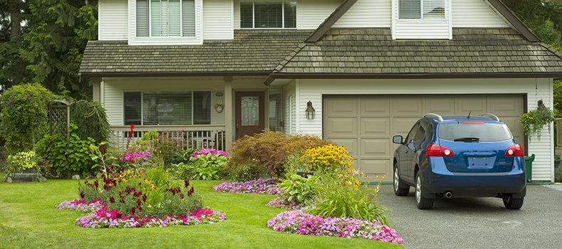 Door-to-Door vs. Terminal-to-Terminal Car Shipping: Which Is Right for You? 1 car parked in home driveway (example of door-to-door car shipping)